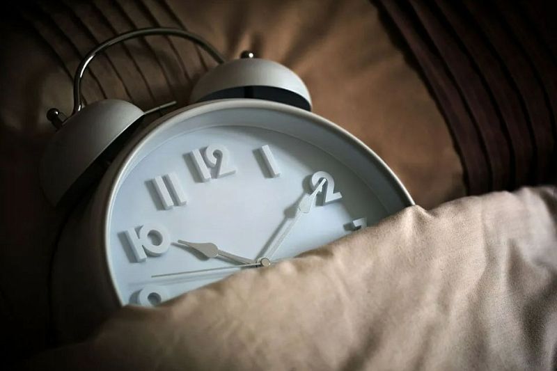 Сегодня вам нужно уснуть пораньше: доктор Мясников рассказал, во сколько лучше всего ложиться спать каждый вечер