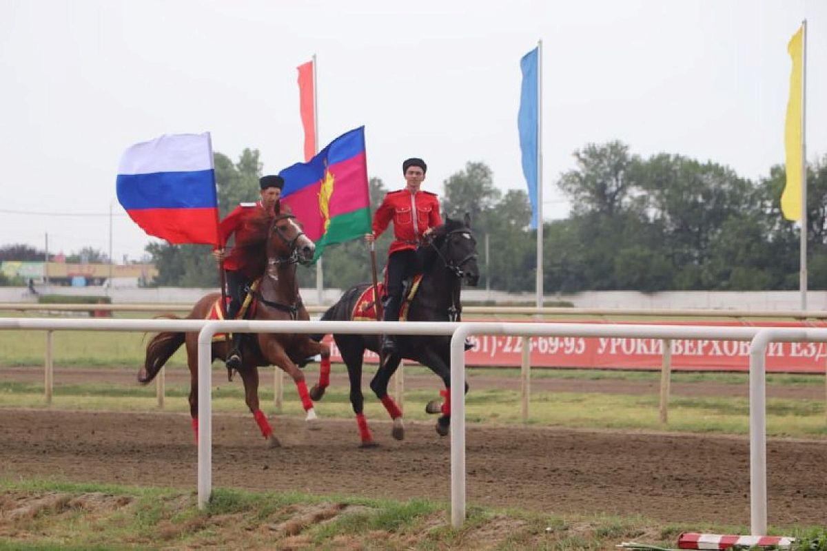 В Краснодаре прошли скачки на приз атамана Кубанского казачьего войска