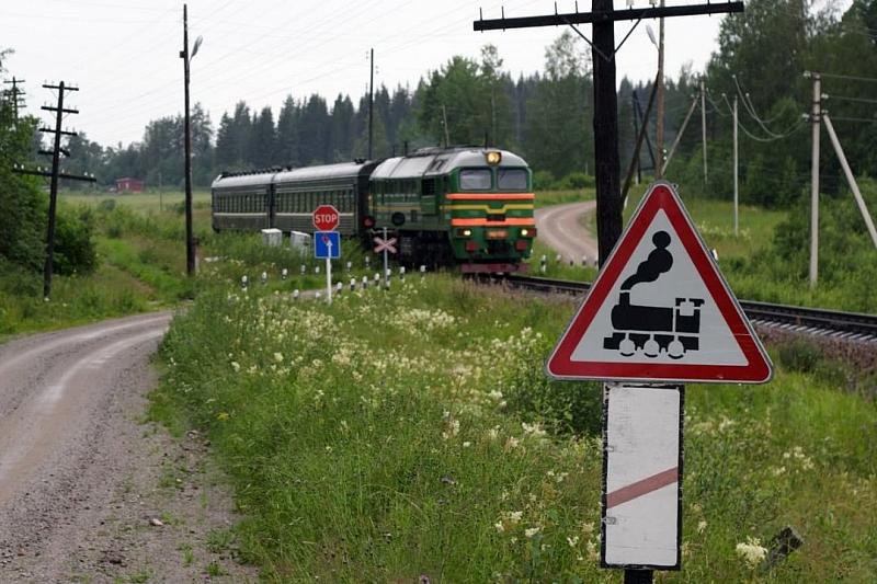 В Краснодарском крае 21-летняя девушка выжила, попав под поезд