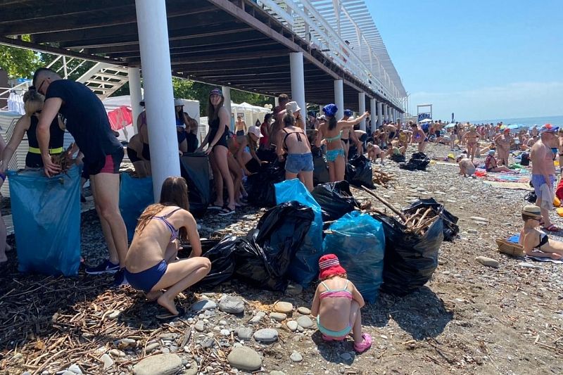 Приводить пляжи в порядок помогали волонтеры, туристы и местные жители.