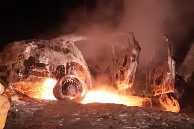 В Краснодарском крае загорелся автомобиль с уснувшим за рулем водителем. Пострадали 4 человека