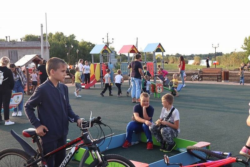 В станице Новокорсунской завершили благоустройство Молодежного сквера