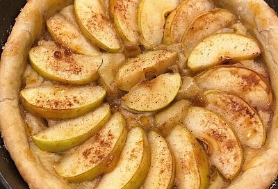 Яблочный пирог на сковороде готовится быстрее, чем закипает чайник.