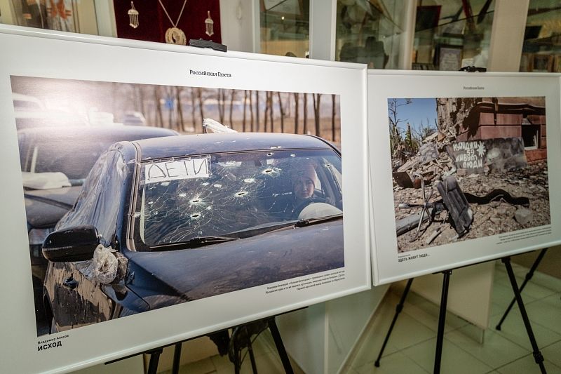 «Пробирает до слез!»: фотовыставка Владимира Аносова «Донбасс-2022» стала главной экспозицией форума журналистов в Сочи