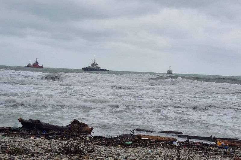 Потерпевший крушение в Черном море у берегов Краснодарского края сухогруз разломился и затонул