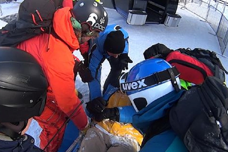 В Сочи спасатели эвакуировали сноубордиста с пробитым ребром легким