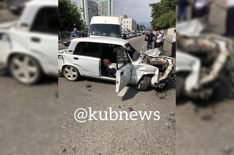 В Краснодарском крае в жестком ДТП с 4 автомобилями пострадали два человека