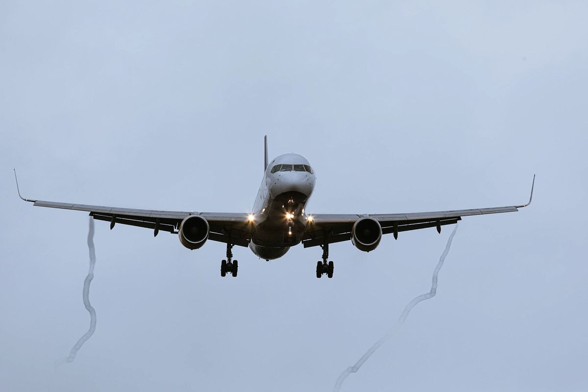 Боковой ветер и дождь: 19 самолетов ушли на запасные аэродромы из-за непогоды в Сочи
