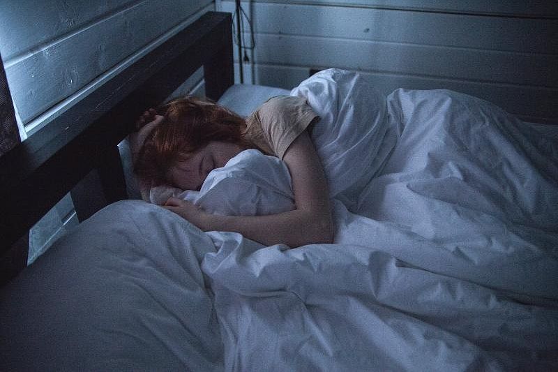 Спите летом под теплым одеялом? Ученые нашли этому объяснение
