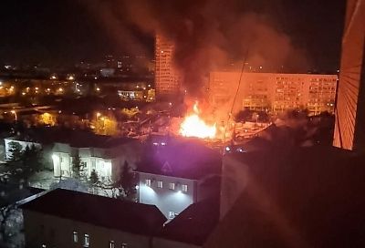 Сгорели сарай и автомобиль: в Краснодаре ночью потушили крупный пожар