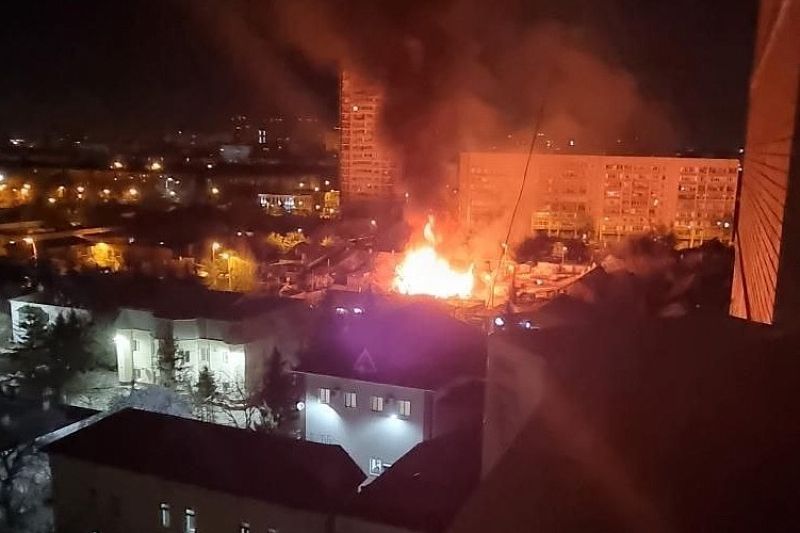 Сгорели сарай и автомобиль: в Краснодаре ночью потушили крупный пожар