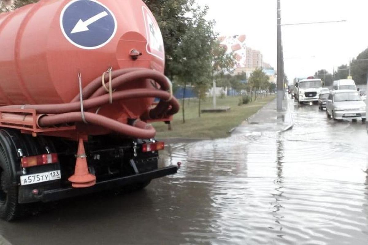 В Краснодаре ликвидируют последствия ливня