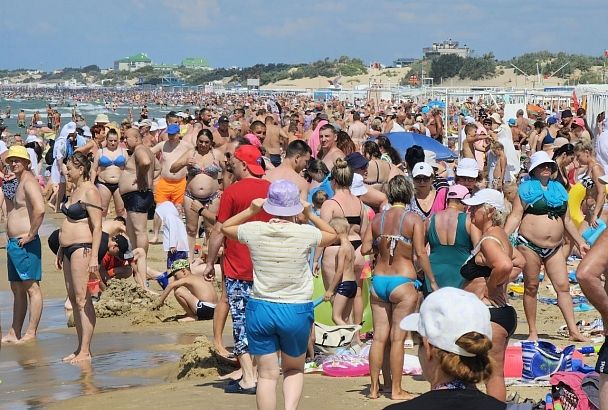 Тысячи отдыхающих на пляже в Анапе 31 июля сняли на видео