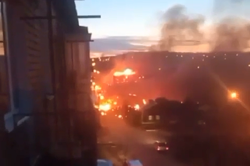 Военный самолет Су-30 рухнул на жилой дом в Иркутске