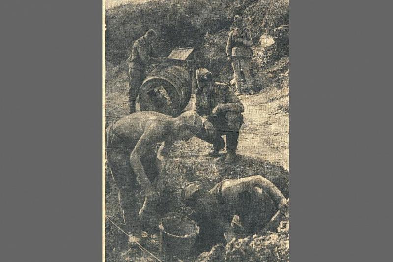 Советские бойцы копают новые колодцы