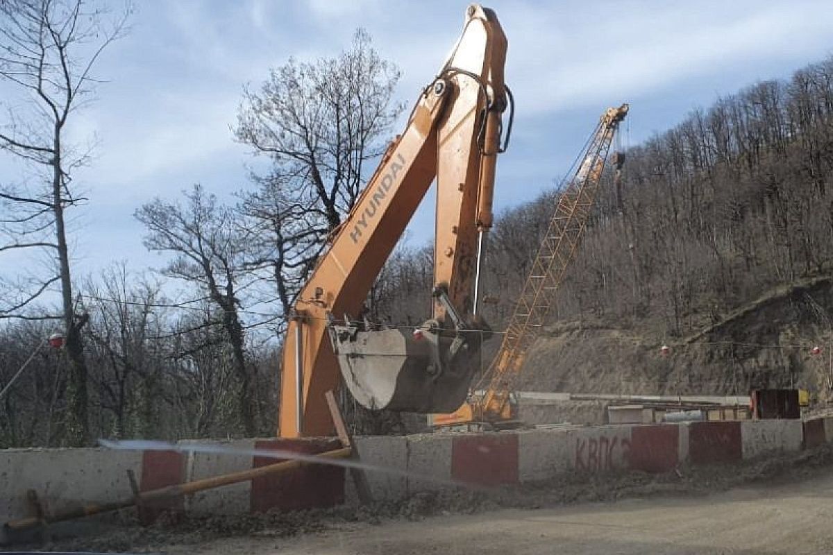 На Шаумянском перевале в Туапсинском районе из-за ремонта дороги введено реверсивное движение 