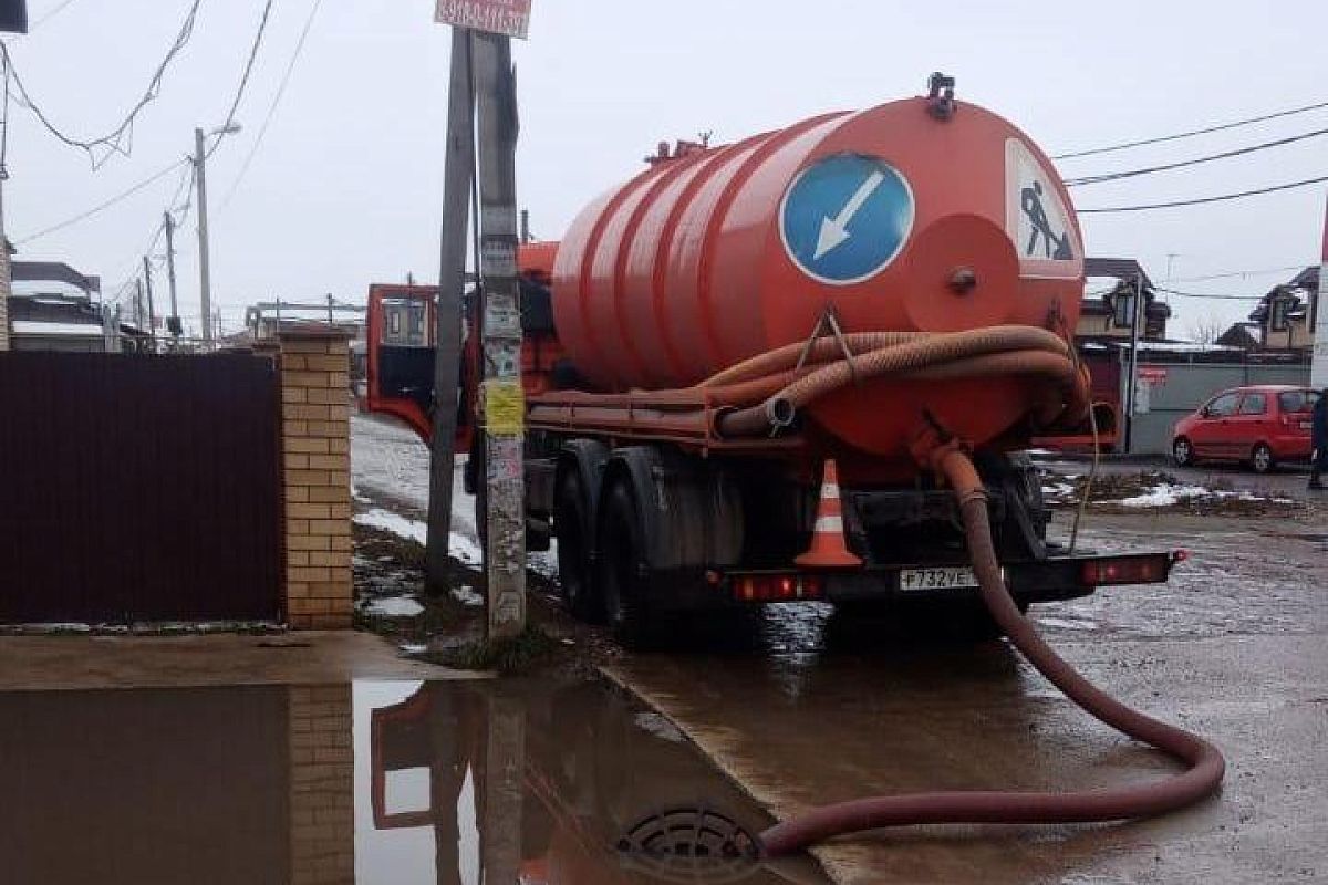 На откачку воды с улиц Краснодара готовы выйти 24 спецмашины