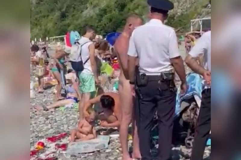 Голышом из моря – в руки полиции: краснодарец заплатит штраф за обнаженное купание на пляже в Туапсе