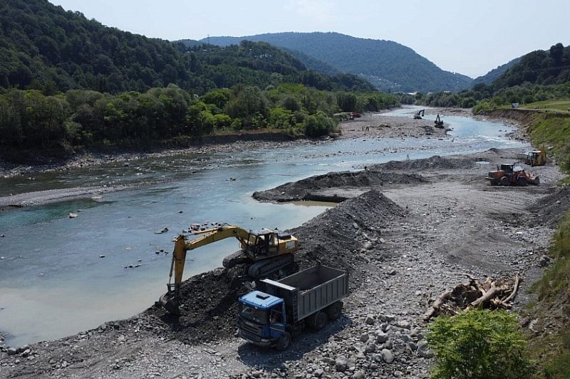 Для предотвращения подтоплений в Сочи расчищают опасные участки 14 рек
