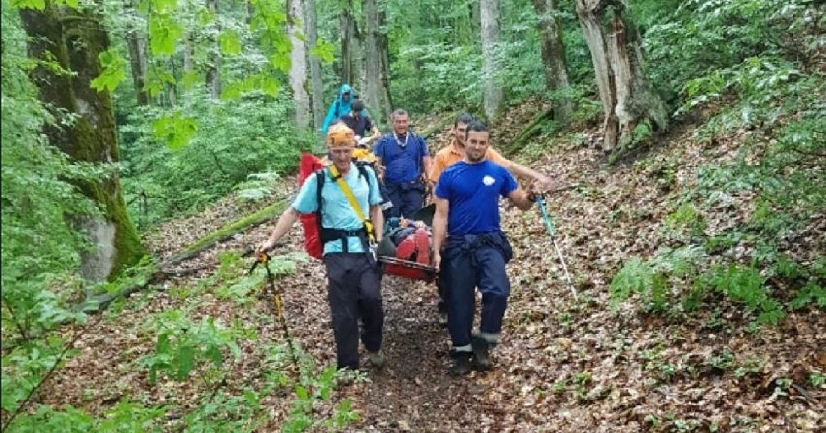 Человек в горах фото со спины