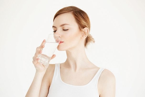Поставьте воду рядом: врач объяснила, к чему может привести привычка мало пить воды