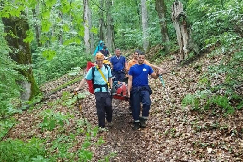 В сочинских горах спасатели транспортировали туристку с травмой ноги