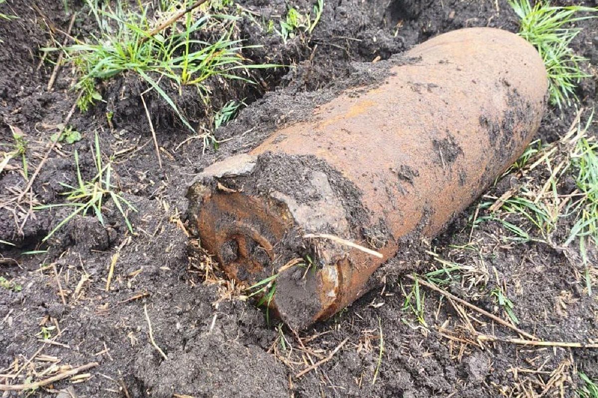 Тракторист плугом зацепил в поле на Кубани 50-килограммовую авиабомбу времен войны