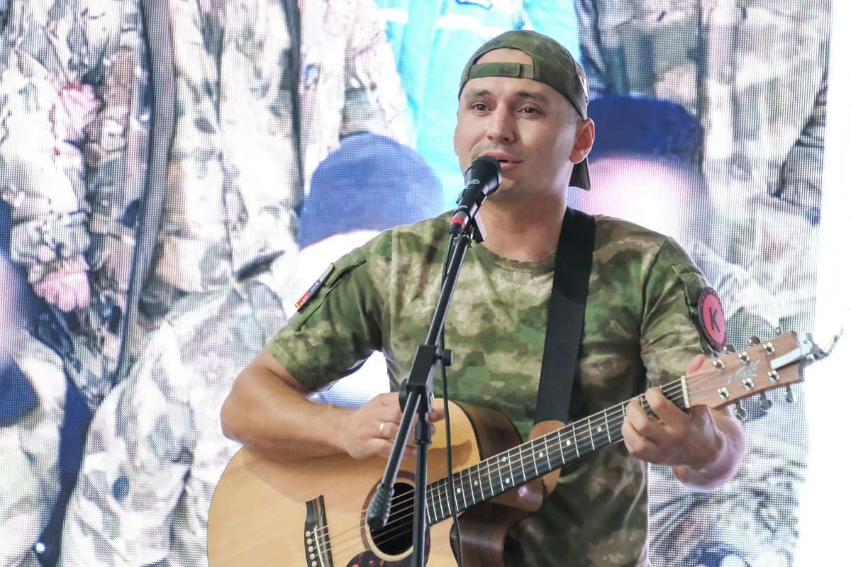 Артем Кальянов исполнил свои знаменитые хиты, которые так полюбили многие за честность, эмоции и духоподъемность. Артем Кальянов исполнил свои знаменитые хиты, которые так полюбили многие за честность, эмоции и духоподъемность.