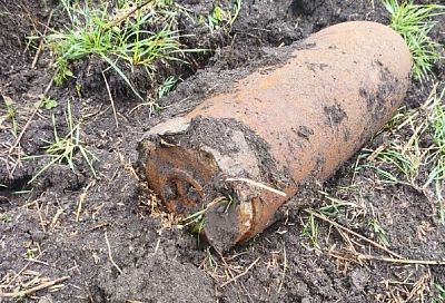 Тракторист плугом зацепил в поле на Кубани 50-килограммовую авиабомбу времен войны