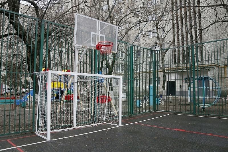 Открытую спортивную площадку по улице Коллективной в Краснодаре капитально отремонтировали
