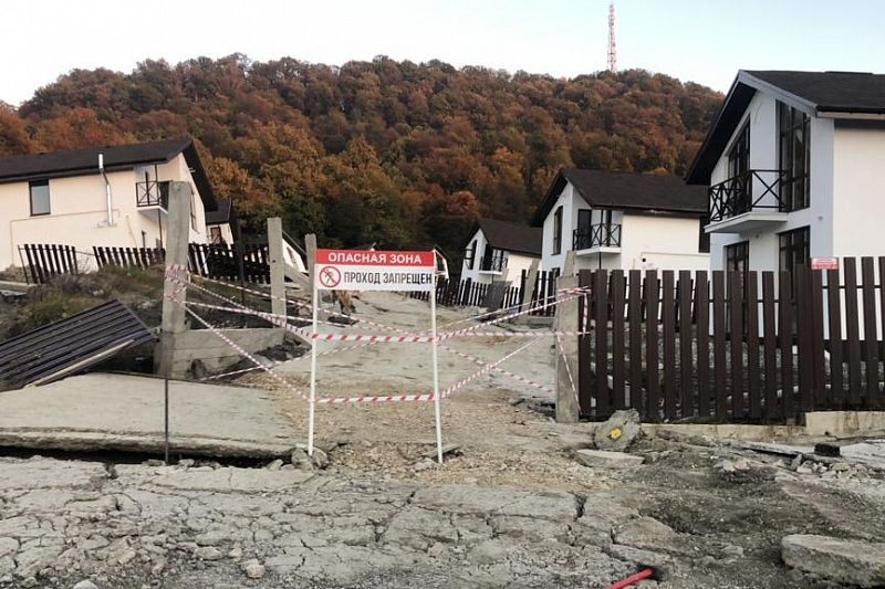 Доступ в разрушенный оползнем поселок в Сочи закрыт из-за сохраняющейся опасности