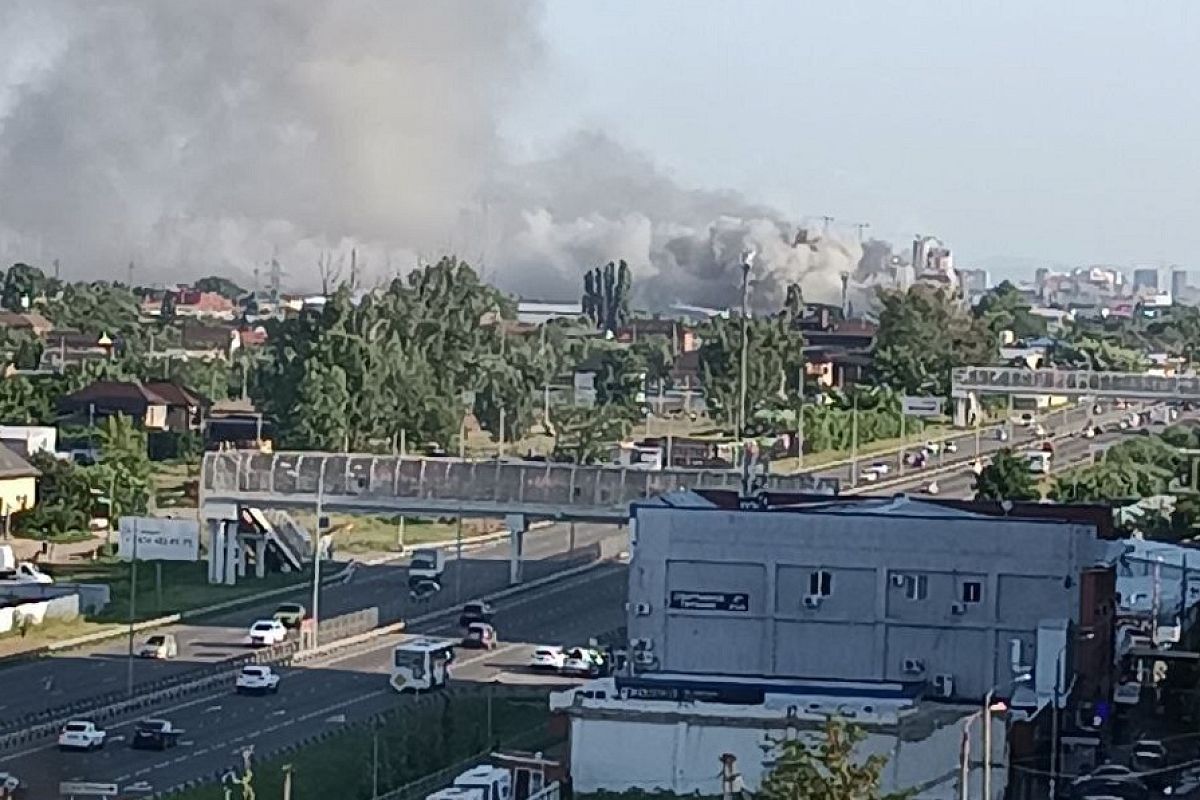 Одноэтажный ангар-склад сгорел в пригороде Краснодара