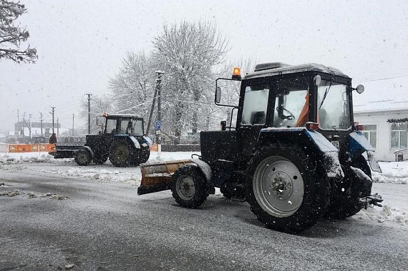 Тысяча единиц дорожной техники готова к расчистке трасс Краснодарского края от снега