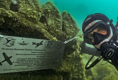 На затонувшем самолете под Новороссийском дайверы установили памятный знак