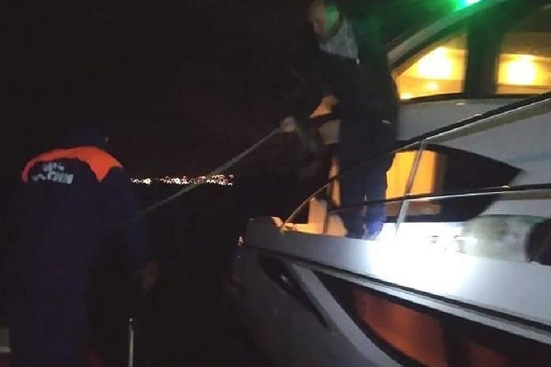 Спасатели доставили к берегу неисправную яхту с туристом на борту