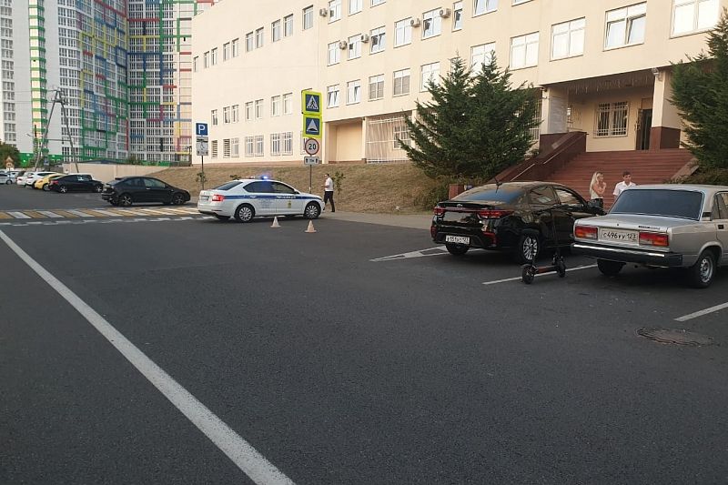 В Сочи водитель на иномарке сбил подростка на самокате
