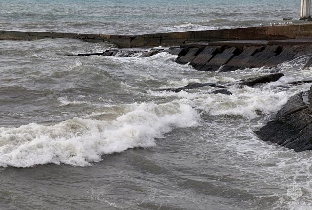 Мужчина утонул в штормовом море в Сочи. Его спутницу удалось спасти