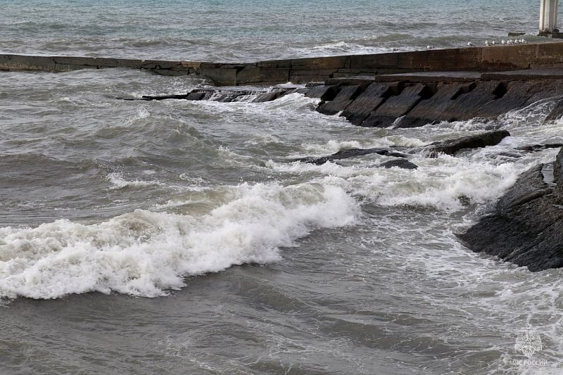Мужчина утонул в штормовом море в Сочи. Его спутницу удалось спасти