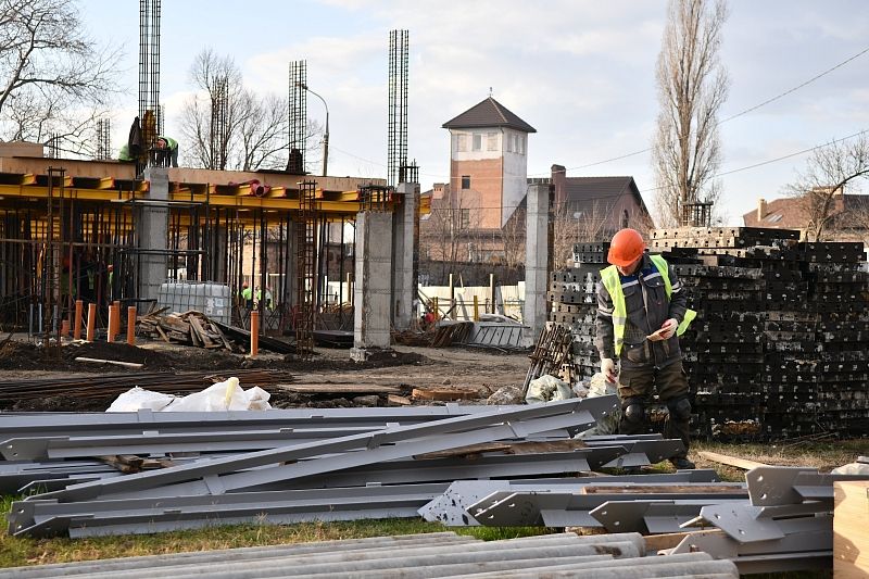 Отставание от графика строительства спорткомплекса на ул. Вавилова в Краснодаре сокращено на 70%