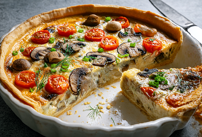 Готовим закусочный грибной пирог: нежный, сытный и невероятно красивый 