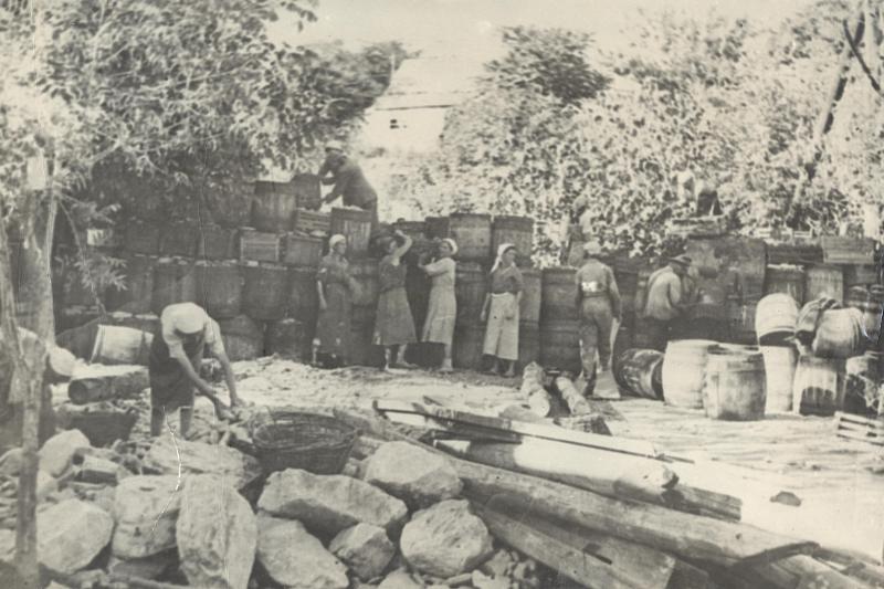 Строительство баррикад на улице Фрунзе города Туапсе. 1942 год