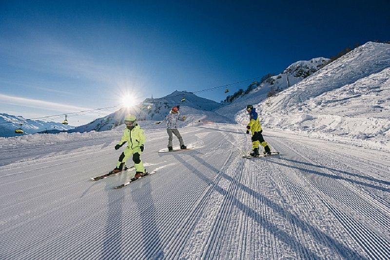 Сезон катания для лыжников и сноубордистов откроется в горах под Сочи раньше срока 