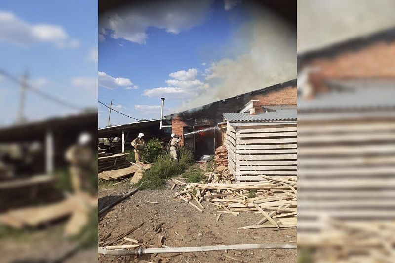 В Краснодарском крае тушат крупный пожар в цеху по обработке древесины