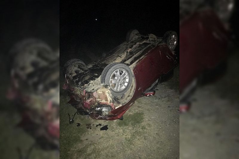 18-летний водитель без прав на иномарке опрокинулся в Краснодарском крае. Пострадали двое