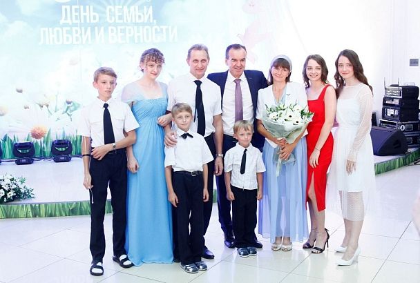 Губернатор Вениамин Кондратьев поздравил семью из Анапы с награждением орденом «Родительская слава»