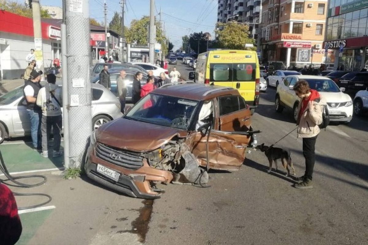 В Краснодаре водитель Hyundai сбил пешехода на обочине и устроил массовое ДТП. Пострадали двое