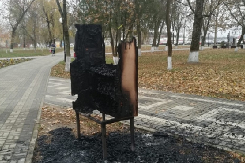 В Краснодарском крае пьяный молодой человек сжег в парке шкаф для обмена книгами