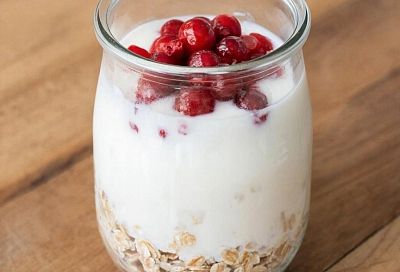 Вечером заливаю овсянку кефиром, а утром наслаждаюсь готовым, сбалансированным и питательным завтраком.