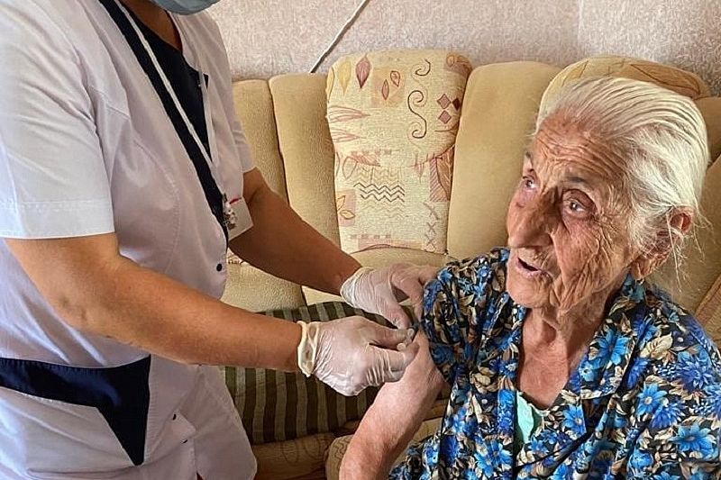 102-летняя жительница Адыгеи вакцинировалась от коронавируса
