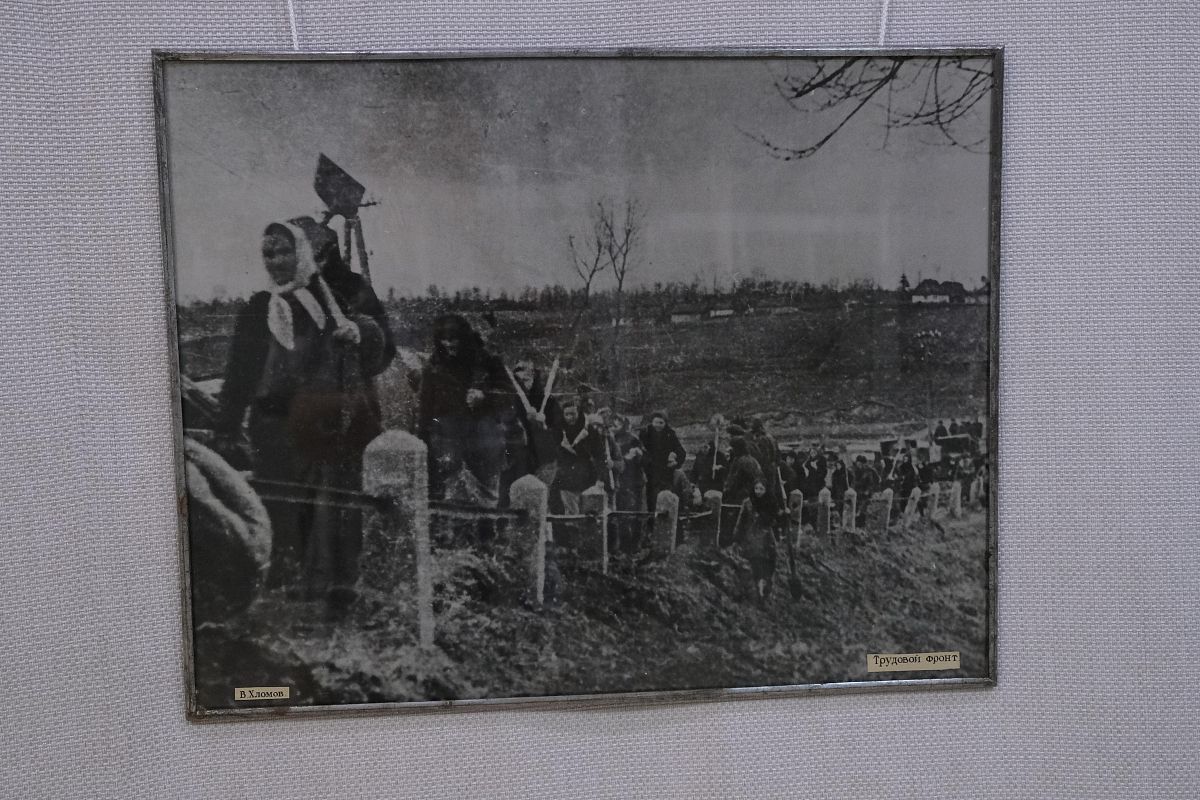 ﻿В экспозиции представлено более 50 военных фотографий.